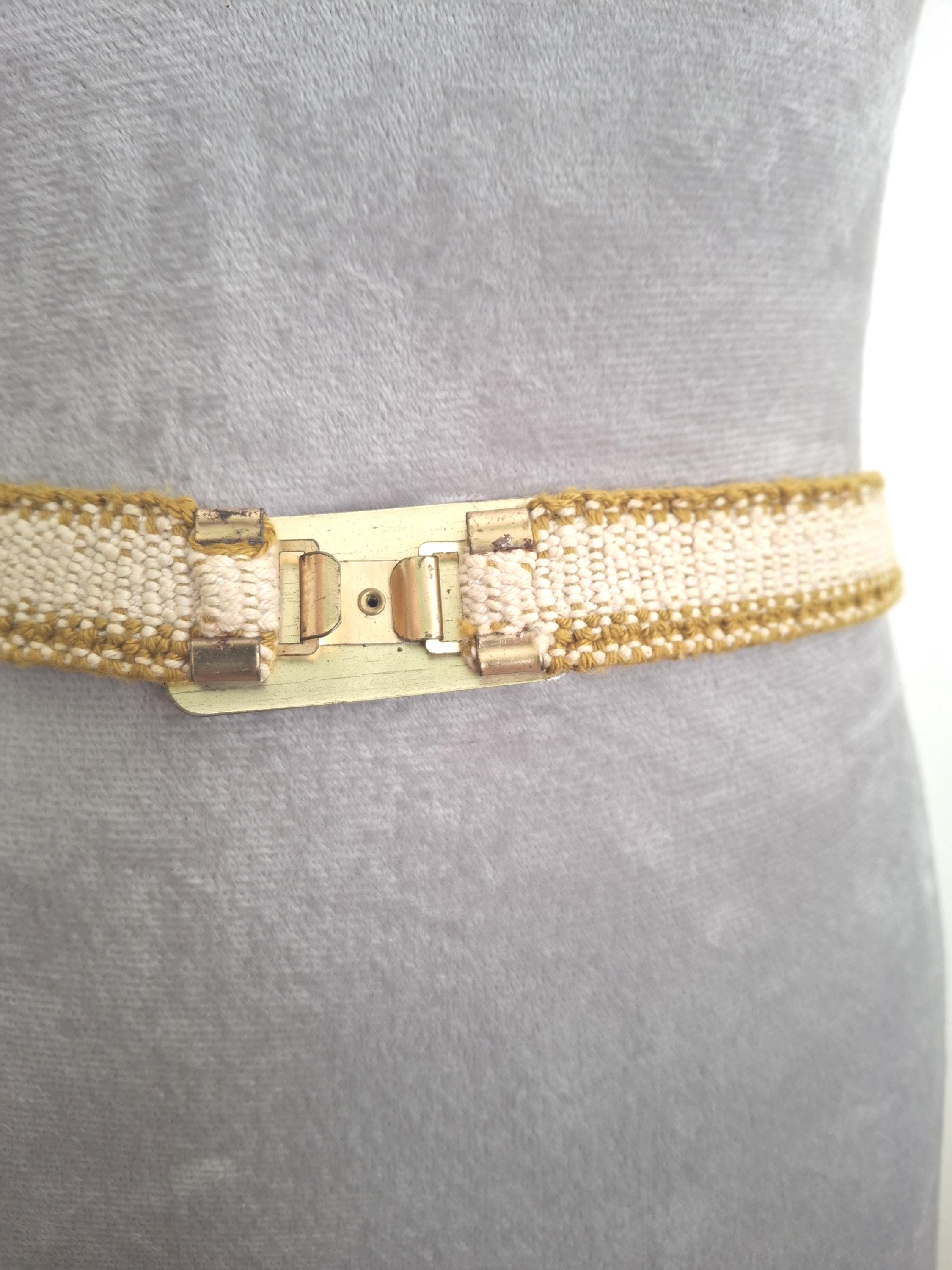 Gold fish scale Stretch Belt with Floral Accent.  Vintage. Vintage Fish Scale Belt, Gold Tone Stretch Waist Belt  main image 4