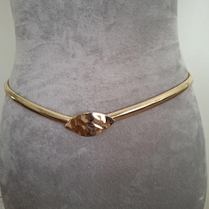 Vintage Hammered Gilt Buckle Stretch Belt, Coil Gold, Vintage Snake Belt, Gold Metal Belt, Vintage Belt Gold