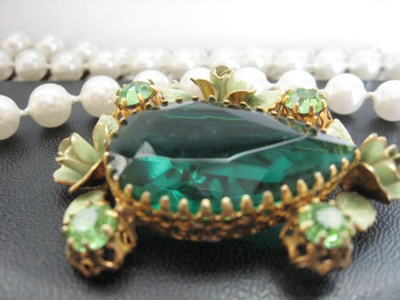 Austrian Emerald Green Teardrop Brooch - image 2