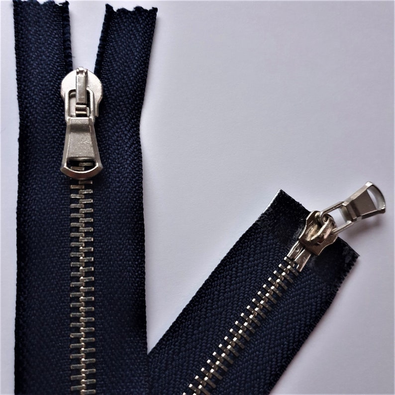 Large separable zipper with two mouth-to-mouth sliders for men's clothing, jackets, parkas, down jackets, anoraks, jackets, etc. MARINE / 058