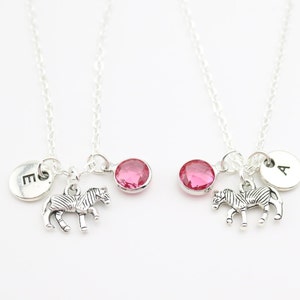 Juego de collar inicial de cebra de 2, Regalo de amistad personalizado para 2, Regalo de hermana, Regalos de joyería de piedra de nacimiento para niños, Collares de amuleto de letras