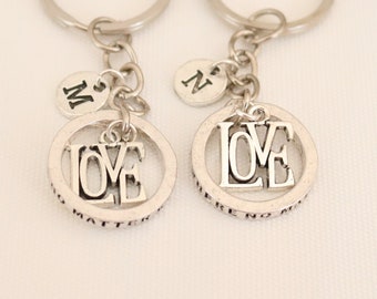 Set di portachiavi personalizzati per coppie: ciondolo con iniziale placcato in argento, regalo d'amore