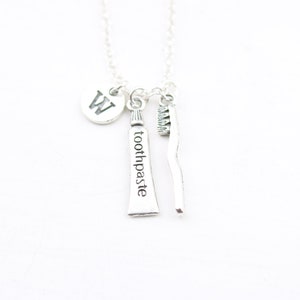 Zahnarzt Halskette, Zahnpasta und Zahnbürste Halskette, personalisierte Schmuck, benutzerdefinierte Schmuck, Zahnhalskette, Zähne Hygieniker Geschenk, Geburtstag
