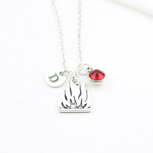 Feuer Flamme Anhänger Kette: Personalisierter Initial Charm, Roter Kristall