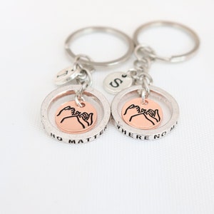 Juego de 2 llaveros personalizados de promesa de meñique, regalo de mejor amigo, llaveros a juego, regalo de amistad de llavero de carta, llavero de carta de juramento pinky
