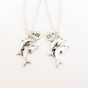 Juego de 2 collares de delfines personalizados a juego para mujeres o adolescentes, Regalo personalizado para niños, Collares de encanto inicial, Regalos para hermanas