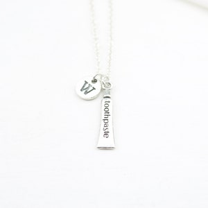 Collier de dentifrice, charme de tube de dentifrice argenté, bijoux personnalisés, collier de dentiste, cadeau d’hygiéniste, cadeau de graduation, collier dentaire