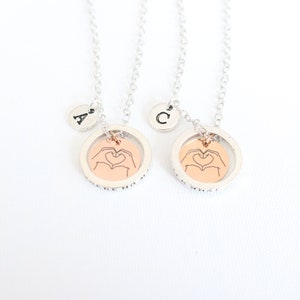 Gepersonaliseerde bijpassende ketting set van 2: wijzers hart, beloftering bedel