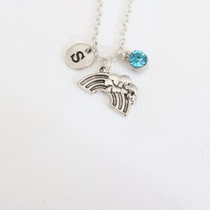 Collar personalizado de piedra de nacimiento con colgante arco iris