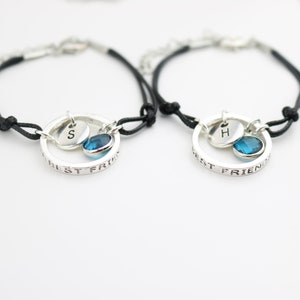 BFF-armband i set om 2: Personlig initialberlock, vänskapssmycken, svarta snörarmband