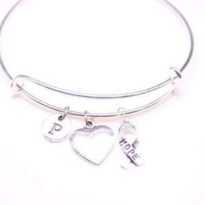 Gepersonaliseerde Cancer Awareness-armband: zilveren Hope Ribbon-bedel