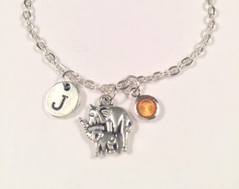 Pulsera con dije de elefante: joyería personalizada con inicial y piedra de nacimiento
