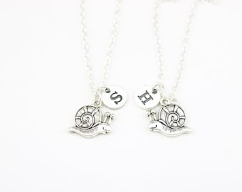 Juego de 2 collares de caracol: dijes con iniciales personalizados, regalo de joyería para hermanas