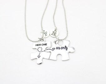 Conjunto de collares para pareja: collares con piezas de rompecabezas y dijes con iniciales personalizadas.