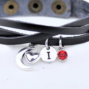 Personligt svart läderarmband: Måne, hjärta, initial, födelsestensberlock