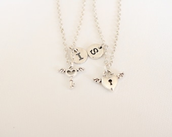 Conjunto de colar com cadeado e chave combinando, pingente com inicial personalizada, presente de aniversário.