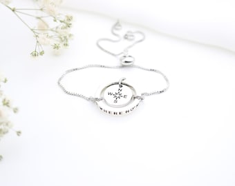 Puede incluir: Una pulsera de plata con un dije de brújula y las palabras "Where no one goes" grabadas en la banda.