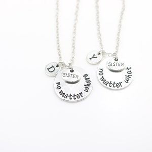 Set de 2 collares de hermanas personalizados con amuletos iniciales, Regalos únicos para hermanos, Regalos de dos hermanas, Joyas personalizadas a juego