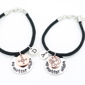 Set van twee gepersonaliseerde armbanden met initialen en belofte bedels