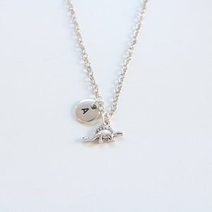 Collar Dino con amuleto inicial personalizado para mujeres o niñas, Regalo único para el mejor amigo, Collar de la amistad, Regalo de hermana, Joyería BFF