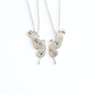 2 hermanas a juego collares de mariposas, regalo de hermana de hermana, regalos únicos personalizados para hermanos, hijas, niños, joyas iniciales