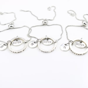 3 regalos personalizados para hermanas, pulseras a juego para 3 hermanas, regalos únicos para hermanos, joyas para tres hermanas, pulseras de dijes iniciales