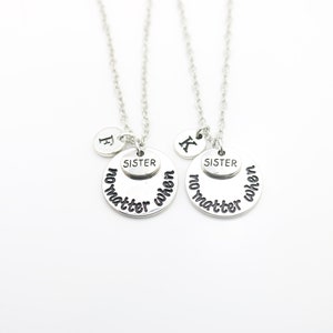 Collares de hermanas personalizados para 2, Regalos de dos hermanas, Collares a juego con amuletos iniciales, Regalos para hermanos, Regalos para hijas