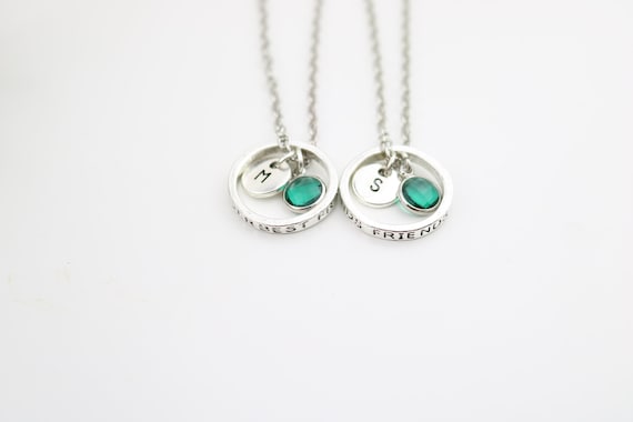 Collane Amicizia Per 2 Ragazze BFF - 'Side By Side Or Miles Apart'. In Acciaio Inox Argento, Ciondolo 2,9 Cm, Catena 57+5 Cm. Regalo Per Compleanno, Laurea, Natale. - 2