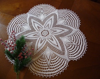 Grand napperon en coton blanc, au crochet fait main .