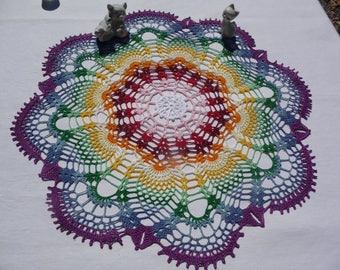 Napperon au crochet « arc-en-ciel »fait main en coton multicolore.