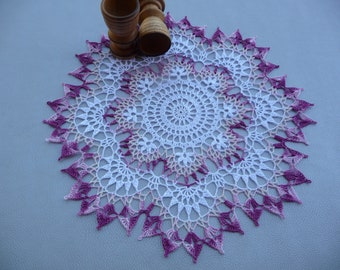 Napperon en coton blanc, rose pâle et rose violet au crochet fait main