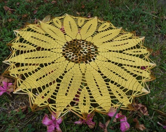 Napperon fait main au crochet « tournesol » en coton  jaune et multicolore.