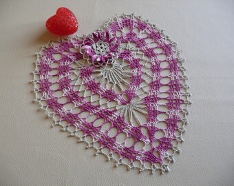 Napperon en forme de cœur pour décoration fait main au crochet en coton rose violet dégradé et lin.