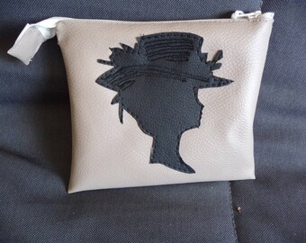 Trousse faite main « silhouette dame au chapeau » simili cuir beige.