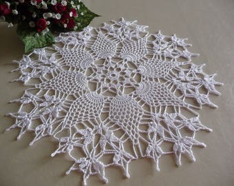 Napperon fait main au crochet en coton blanc.