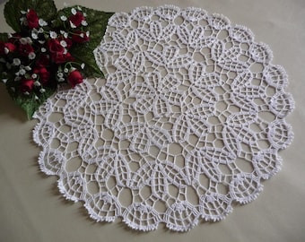 Napperon au crochet fait main en coton fin blanc .