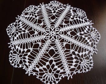 Napperon fait main au crochet en coton blanc .