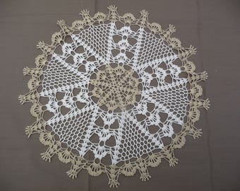 Napperon fait main au crochet en coton écru et beige.