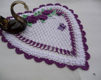 Napperon en forme de cœur fait main au crochet en coton blanc et violet.