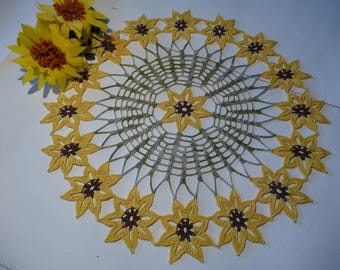 Napperon tournesol au crochet fait main en coton  jaune, vert, marron.