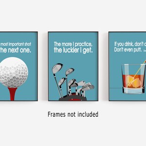 Puede incluir: Conjunto de tres láminas enmarcadas con temática de golf, con fondos turquesa. Muestran una bola de golf en un tee, palos de golf y un cóctel. Cada lámina incluye una cita relacionada con el golf.