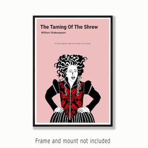 Op de afbeelding: Een ingelijste print met een gestileerde illustratie uit Shakespeares "The Taming of the Shrew". Het kunstwerk toont een vrouw in een zwart en rood kostuum tegen een roze achtergrond. De tekst bevat titel, auteur en een citaat.