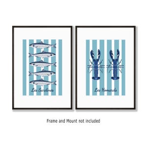 Arte mural de sardinas y langosta: Juego de impresiones con ilustraciones de peces de casas de playa costeras para decoración náutica de cocina o baño.