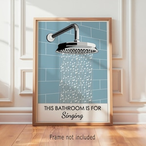 Könnte beinhalten: Gerahmter Kunstdruck mit einem Duschkopf, dessen Wasserstrahlen aus Noten bestehen. Der Hintergrund ist hellblau gefliest. Der Text lautet: "THIS BATHROOM IS FOR Singing".