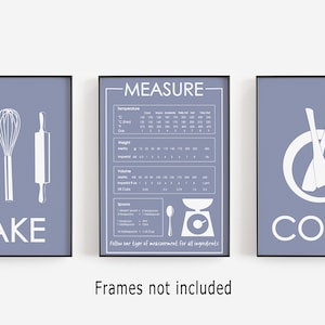 Può includere: Tre stampe da cucina blu e bianche con le parole "Bake", "Measure" e "Cook". Ogni stampa presenta un diverso set di utensili da cucina, tra cui una frusta, un mattarello, una spatola e una bilancia da cucina.
