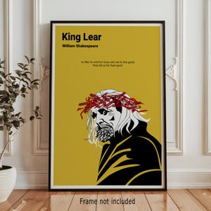 Puede incluir: Póster enmarcado de King Lear de William Shakespeare. La obra presenta un fondo amarillo mostaza con un retrato en blanco y negro de Lear con una corona roja. Incluye el título de la obra y una cita.