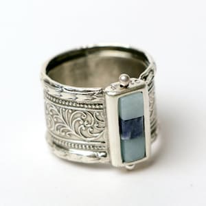 Brede zilveren ring, versierde ring, botanische ring, zilveren ring met gedetailleerd patroon met lichtblauwe tint edelstenen