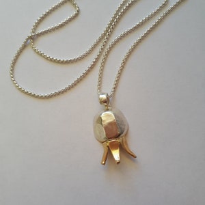 pendente di melograno, collana di melograno. Placcato oro sulla corona. Melograno d'argento.