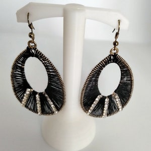 boucles d'oreilles pendantes fantaisie brodées avec coton noires ou oranges vintage des années 1990 Noir