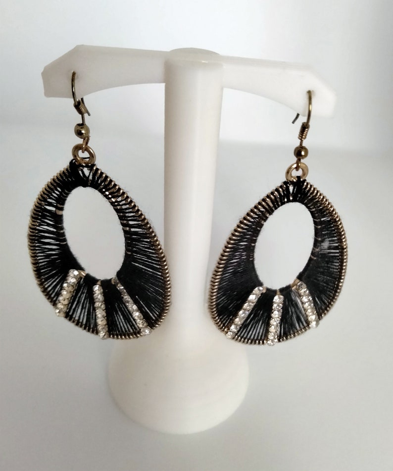 boucles d'oreilles pendantes fantaisie brodées avec coton noires ou oranges vintage des années 1990 Noir